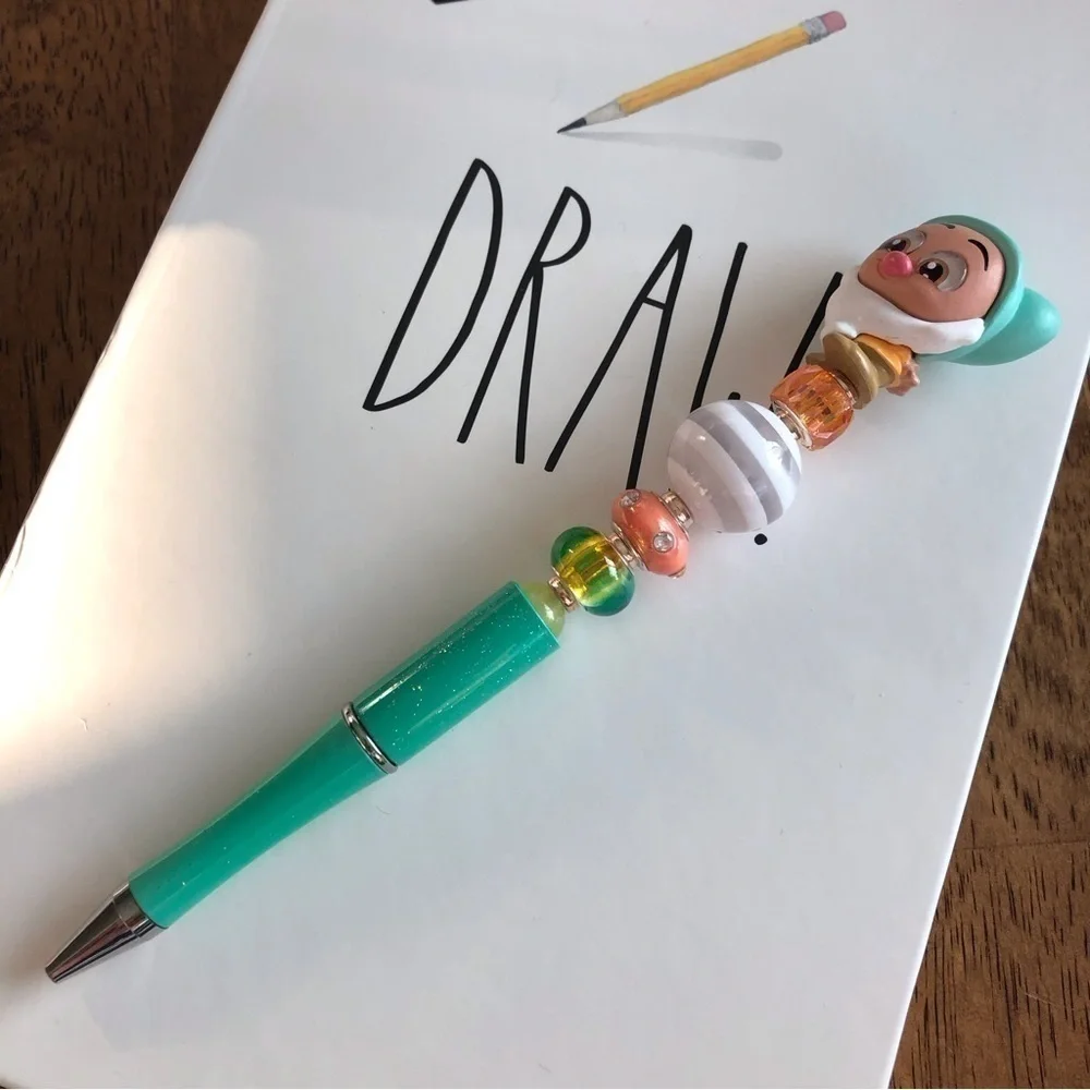 Disney Doorables: Snow White and the Seven Dwarfs: Bashful handmade beaded pen